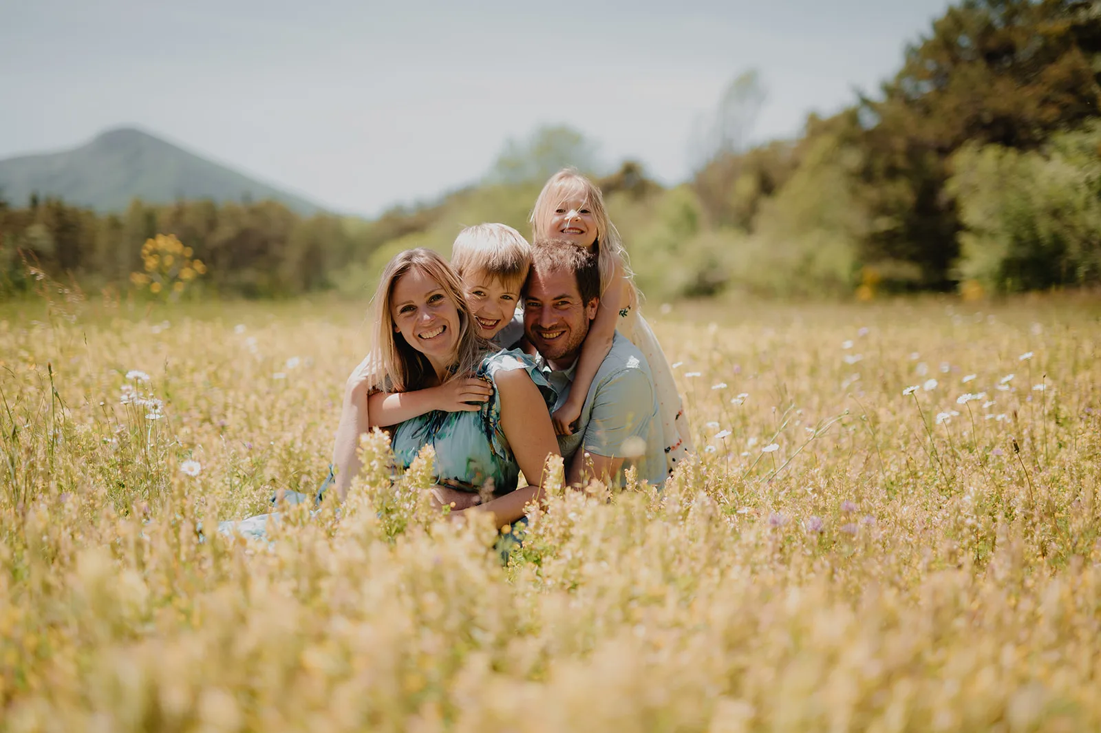 Séance photo famille à Séranon dans un champ fleuri – Lively Stories, photographe lifestyle dans les Alpes-Maritimes.