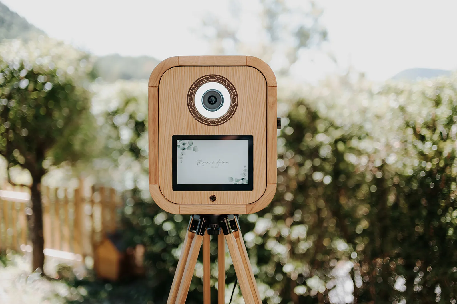 Location photobooth en bois vintage Alpes-Maritimes VAR PACA Location photobooth en bois vintage Alpes-Maritimes VAR PACA 06