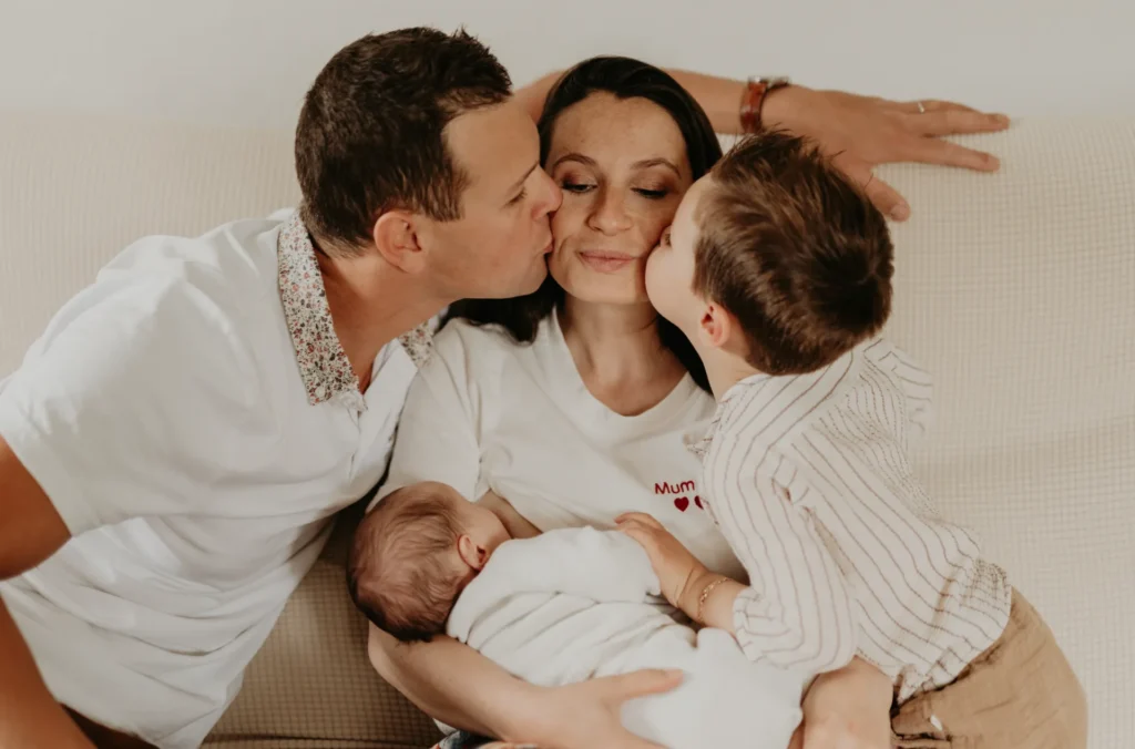 Famille avec nouveau-né lors d’une séance photo à domicile à Cagnes-sur-Mer