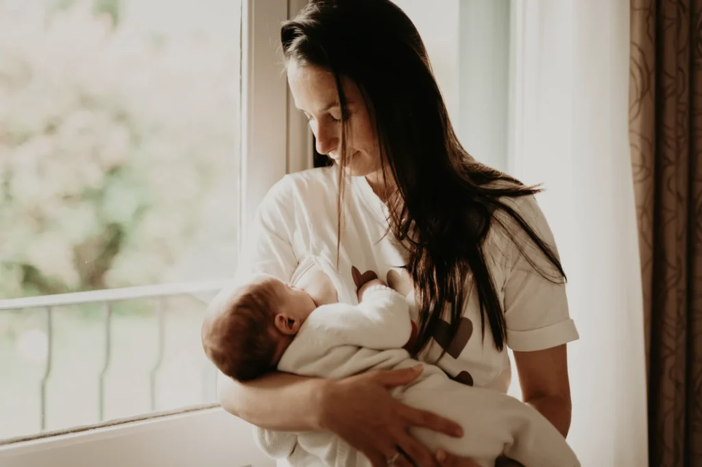 Maman et bébé en peau à peau lors d’une séance photo de naissance