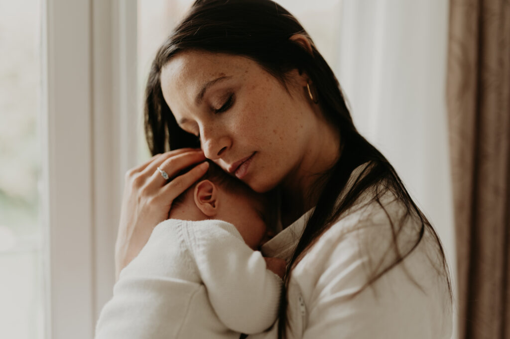 Photographe naissance lifestyle à domicile dans les Alpes-Maritimes