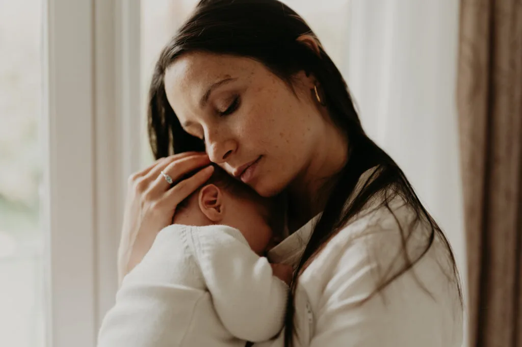 Photographe naissance lifestyle à domicile dans les Alpes-Maritimes